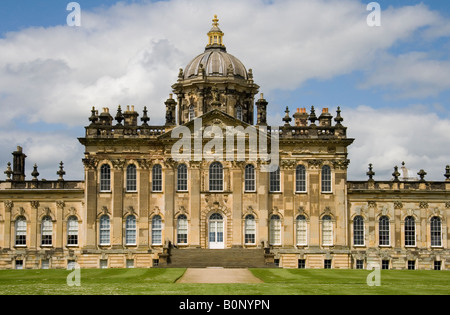 Vue sur le château Howard près de York, North Yorkshire, Angleterre. Banque D'Images