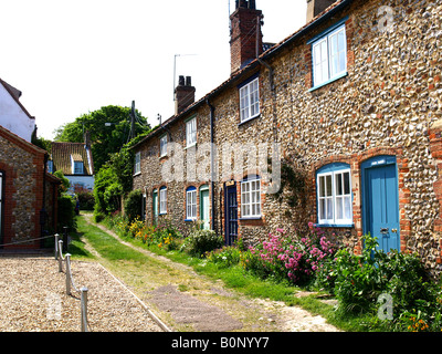 Maisons mitoyennes de galets dans des puits à côté de la mer, Norfolk, Royaume-Uni. Banque D'Images