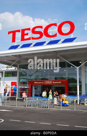 Supermarché Tesco, Martins Heron, Berkshire, Angleterre, Royaume-Uni Banque D'Images