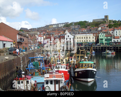 La flotte de pêche amarrés dans le port de Scarborough, North Yorkshire, Angleterre. Banque D'Images