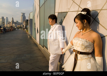 Après avoir célébré la nuit tous les jeunes mariés salue le lever du soleil sur le Bund, Shanghai, Chine Banque D'Images