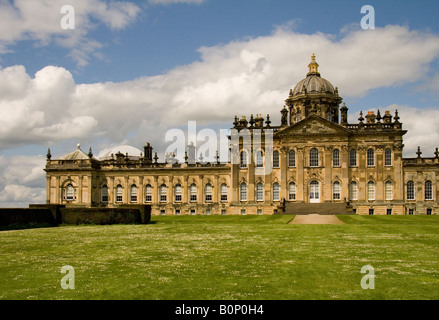 Vue sur le château Howard près de York, North Yorkshire, Angleterre. Banque D'Images