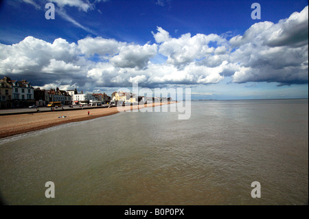 Une prise grand angle de faire face à la plage à l'Est de l'Embarcadère vers Ramsgate Banque D'Images