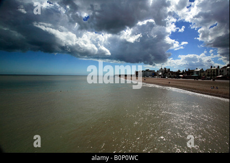 Une prise grand angle de faire face à la plage de la jetée de l'Ouest Banque D'Images