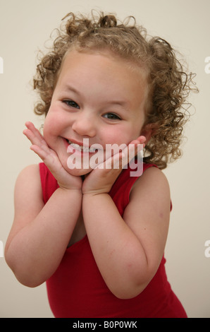 Adorable enfant de trois ans smiling for the camera Banque D'Images