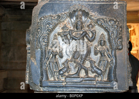 Détails de sculptures sur pierre sur des piliers à Hampi, Karnataka, Inde Banque D'Images