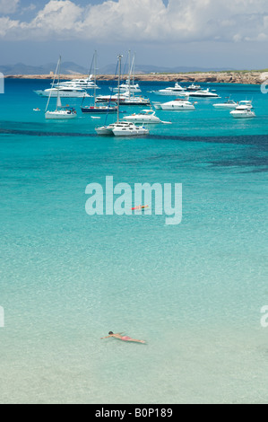 L'homme et couple flottant sur la plage à Formentera Banque D'Images