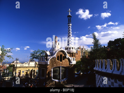 Parc Güell de maisons en pain d'épice à l'entrée conçu par Antoni Gaudi Barcelone Catalogne Espagne Banque D'Images