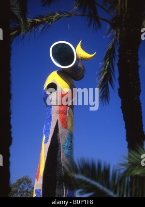 Joan Miro's dona i Ocell (femme & Bird) sculpture vu entre palmiers Barcelone Catalogne Espagne Banque D'Images