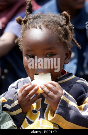 Kenian Fille de réfugiés (3 ans) dans un camp de réfugiés pour l'IDP (personnes déplacées) à Limuru/Kenya Banque D'Images