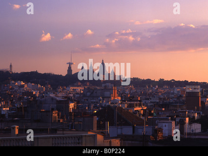 Vue sur toits de Raval Palau Nacional de Catalunya Barcelona Montjuic et Espagne Banque D'Images