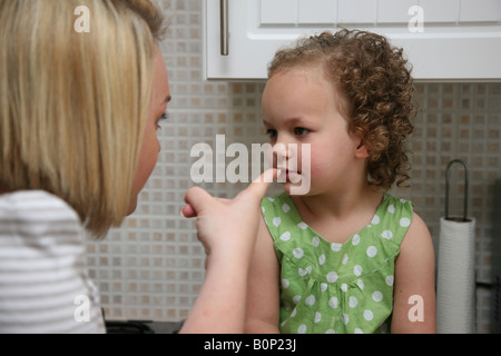 Un enfant désobéissant dit off my sa mère Banque D'Images