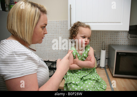 Un enfant désobéissant dit off my sa mère Banque D'Images