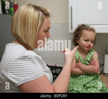 Mère lui disant tout-petit fille obstinée, le terrible twos. Banque D'Images