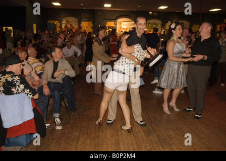 Les amateurs du week-end rétro revoient les années 1940 et 1950. Pontins Holiday Camp, Camber Sands Sussex Royaume-Uni. RHYTHM Riot Retro Weekend 2000 HOMER SYKES Banque D'Images