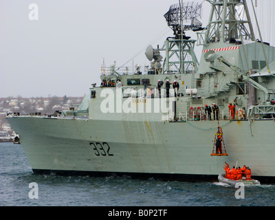 Le NCSM VILLE DE QUÉBEC effectue un transfert de personnel avec un petit bateau dans le port de Halifax, Nouvelle-Écosse. Banque D'Images