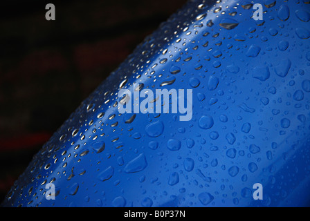 Gouttes d'eau sur tube piscine gonflé Banque D'Images