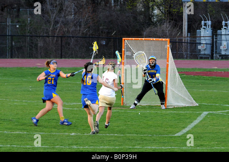 College women's lacrosse game en action Banque D'Images