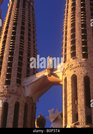 Statue sur la façade de la Nativité d'Antoni Gaudi, La Sagrada Familia Barcelone Catalogne Espagne Basilique Banque D'Images