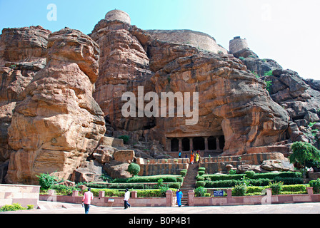 Une vue de Badami grottes et d'énormes rochers de niveau parking, Badami, Karnataka, Inde Banque D'Images