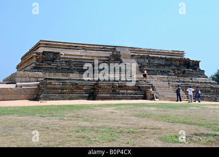 Trois niveaux pyramidales 8 mètre de haut de la plate-forme en pierre de granite fait surtout pour Dashahara Festival. Mahanavmi Dibba, Hampi. Karnataka, Inde Banque D'Images