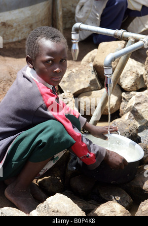 Enfants réfugiés kényens (personnes déplacées idp  =) dans le camp de réfugiés de la vallée du Rift, des forêts brûlées Banque D'Images