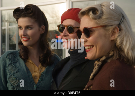 Habillage, femmes vêtues dans les années 1940 , années 1950 de la mode vintage. Pontins Holiday Camp Camber Sands Sussex Angleterre 2007 2000s HOMER SYKES Banque D'Images