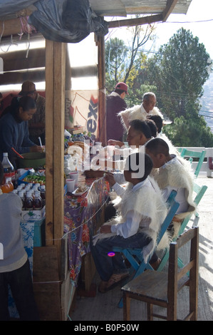 Les hommes prenant un petit déjeuner avant d'aller sur la parade de San Cristobal Banque D'Images