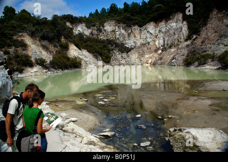 Les touristes visitent les piscines géothermiques au wai-o-tapu, près de Rotorua, île du Nord, Nouvelle-Zélande Banque D'Images