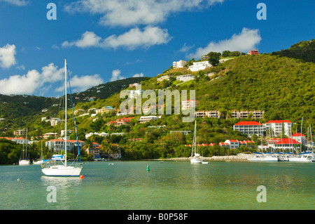 Voiliers dans une petite baie près de Road Town Tortola Iles Vierges britanniques. Banque D'Images