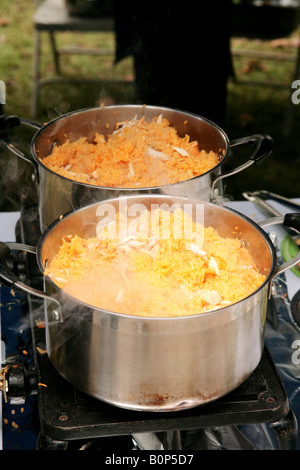 Pot avec le riz et le poulet dans un plat traditionnel de la cuisine panaméenne Banque D'Images