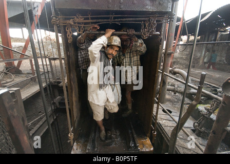 Miner à ciel ouvert près de Dhanbad Inde. Le travail souterrain est bien payé mais dangereux. Banque D'Images