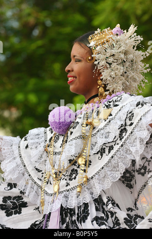 Danseuse folklorique de Panama portant une pollera traditionnelles et des bijoux. Banque D'Images