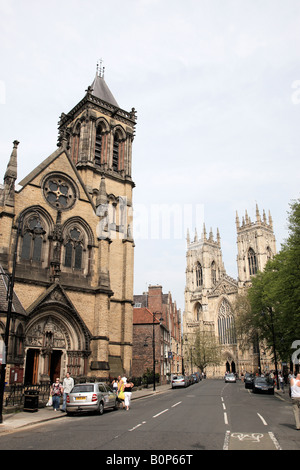 Duncombe place st, wilfrids église catholique sur la gauche et en arrière-plan la cathédrale de York York North Yorkshire england uk Banque D'Images
