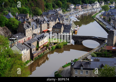 Le port de Dinan photographié du viaduc sur la Rance en Bretagne France Banque D'Images