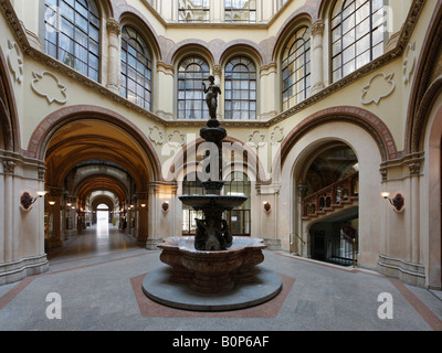 Wien, Freyung-Passage im Palais Ferstel, Brunnenhof mit Donaunixenbrunnen Banque D'Images