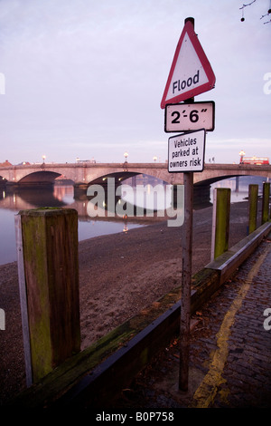 Signe de mise en garde de risque d'inondation aux conducteurs qui peuvent voitures parc par la Tamise à Putney. London UK. Banque D'Images