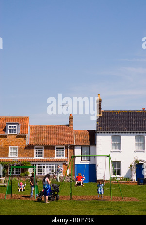 Les gens sur Walberswick Village Green, Suffolk, UK Banque D'Images