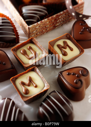 Bonbons chocolats en forme de coeur individuel disant 'mum' pour la fête des mères ou anniversaire Banque D'Images