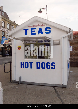 Plateau et stand de hot-dog sur le quai à Whitby, North Yorkshire Banque D'Images