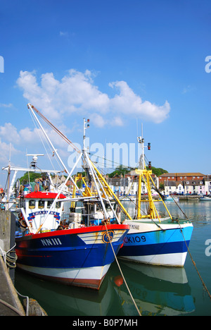 Bateaux de pêche colorés sur quai, port de Weymouth, Weymouth, Dorset, Angleterre, Royaume-Uni Banque D'Images