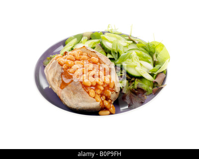 Veste fraîchement cuisiné ou pomme de terre au four avec des haricots blancs à la sauce tomate et de la salade avec aucun peuple et un chemin de détourage Banque D'Images