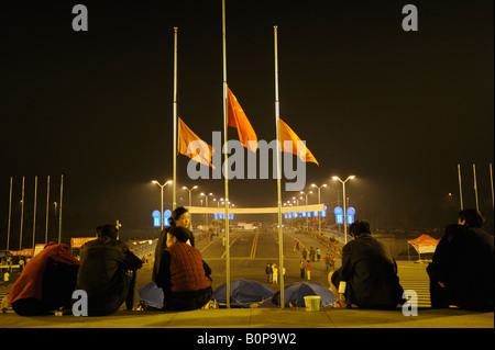 Le drapeau national en berne pour la mort dans le séisme à un abri aux réfugiés à Mianyang Sichuan en Chine. 19 Mai 2008 Banque D'Images