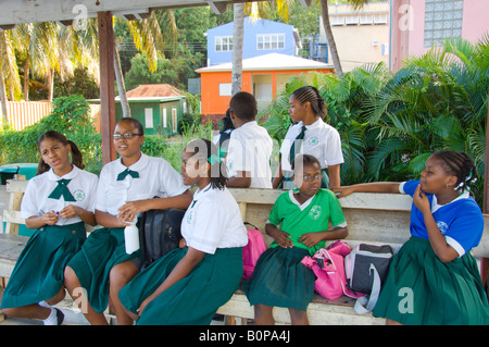 Des enfants des écoles locales pour attendre un bus à Road Town Tortola Iles Vierges britanniques. Banque D'Images