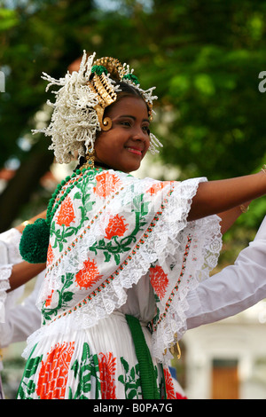 Danseuse folklorique de Panama portant un costume coloré pollera et performances sur un spectacle de rue. Banque D'Images