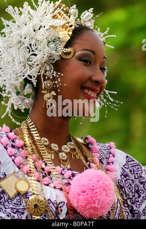 Danseuse folklorique de Panama portant un costume de pollera. Banque D'Images