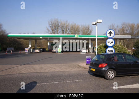 Station essence BP au Hilton Park M6 Nord (direction nord) station-service sur autoroute. Banque D'Images