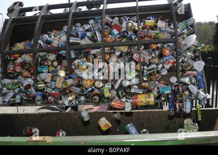 L'aluminium et l'acier peuvent recycler au Teignbridge district council chantier de recyclage à Newton Abbot Devon Banque D'Images