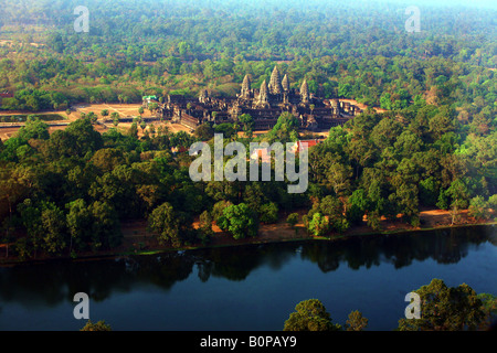 Vue aérienne d'Angkor Wat et ses douves construit par Suryavarman 2e il y a 1000 ans la civilisation Kmer - plus grand temple dans le monde Banque D'Images