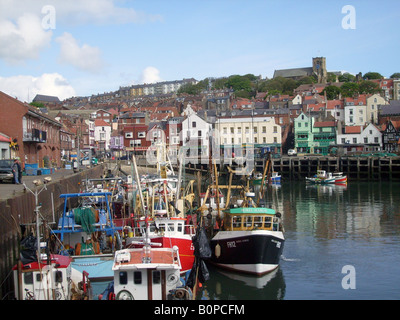 La flotte de chalutiers amarrés dans le port de Scarborough, Angleterre. Banque D'Images